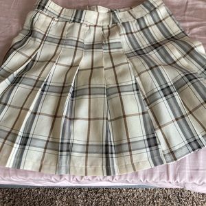 Hesperus plaid skirt with button and zipper.
